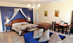 特雷伊索多莫斯朗格住宿加早餐旅馆的一间卧室设有一张床和一间客厅。