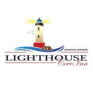 班敦Lighthouse Cove Inn的水边的灯塔,有波浪和船