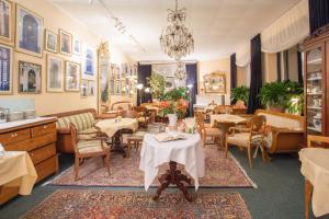 柏林柏林达斯利特拉特酒店的一间在房间内配有桌椅的餐厅