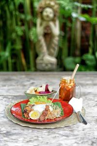 乌布巴厘岛幻想假日公园的桌子上两盘食物