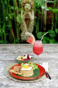 乌布巴厘岛幻想假日公园的餐桌,饭盘和饮料