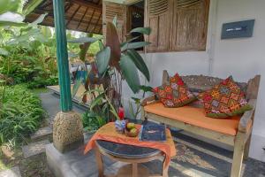 乌布巴厘岛幻想假日公园的客厅配有沙发和桌子