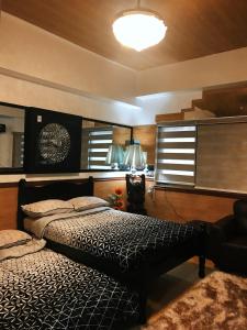 碧瑶Condotel的一间卧室设有两张床和一盏灯,配有窗户。