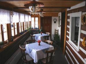 派克波特斯耐兹库斯卡里克斯膳食公寓酒店的餐厅设有2张桌子和椅子以及窗户。