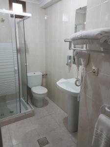 林克勒斯皮科塔旅馆的浴室配有卫生间、淋浴和盥洗盆。