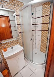 尼彻兹Kakadu domki letniskowe Niechorze的带淋浴和盥洗盆的浴室