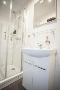 尼尔廷根瓦尔德海姆酒店的白色的浴室设有水槽和淋浴。