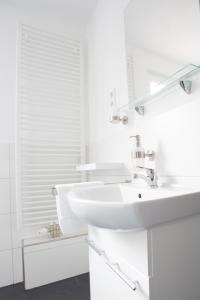 尼尔廷根瓦尔德海姆酒店的白色的浴室设有水槽和镜子