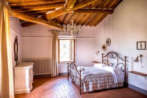 博恩孔文托Agriturismo Pieve Sprenna的一间卧室设有一张床和一个窗口