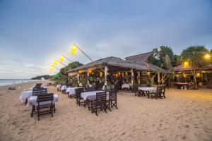 Lanta Nice Beach Resort - SHA Extra Plus餐厅或其他用餐的地方