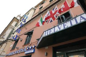 热那亚海尔薇堤亚酒店的一面有旗帜的建筑
