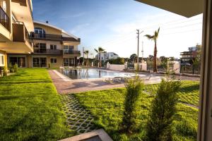 拉瑞Lara Beach Homes的享有带游泳池的大楼庭院的景色