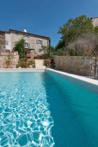 莫托文Casa Meloni的一座房子前面的蓝色海水游泳池