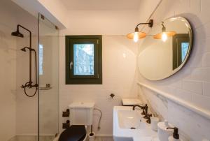 费斯卡尔德宏North Point Houses的一间带水槽、镜子和卫生间的浴室
