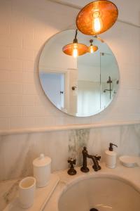 费斯卡尔德宏North Point Houses的一间带水槽和镜子的浴室