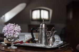 蒙得维的亚Alquimista Montevideo的茶壶和花瓶桌子