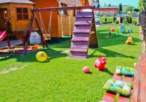 尼彻兹Kakadu domki letniskowe Niechorze的后院设有带滑梯和玩具的游乐场