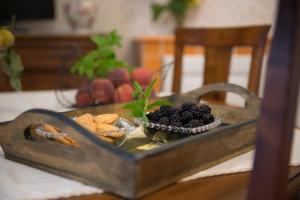 SordevoloCa' dal Pipa的桌上装有一碗水果的托盘