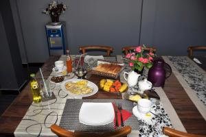 马纳尔Hotel Agape的上面有食物和鲜花的桌子