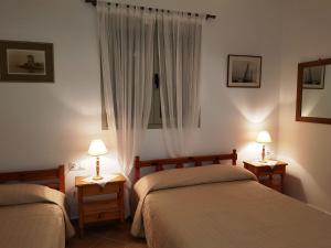 斯基罗斯岛Theo's Vacation Home的一间卧室设有两张床和两张台灯。