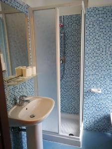 里奥马哲雷索尔萨酒店的带淋浴和盥洗盆的浴室