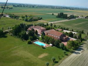 Pontecchio PolesineBordeghina B&B In Farmhouse的享有带游泳池的田野房屋的空中景致