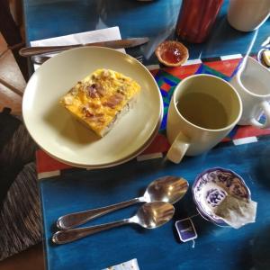 危地马拉安地瓜Casa Elena的咖啡旁盘子里的食物