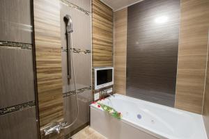 堺市ホテル アンジュエトワール 堺 - Adult Only的带浴缸的浴室和电视。