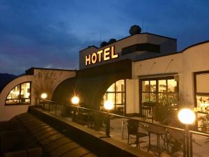 克拉根福Skycity Hotel Atrigon的一家晚上在户外设有桌椅的酒店