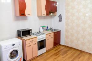 沃罗涅什ATLANT Apartments 214的小厨房配有炉灶、洗衣机和烘干机