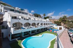 波多黎各Eo科罗纳瑟达尔公寓的享有酒店空中美景,设有游泳池
