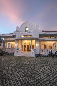 日惹格里亚阿西旅馆的带有城市庇护标志的建筑