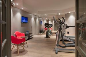 皇后堡ibis Styles Bourg La Reine的健身房设有跑步机和红色椅子