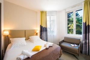 拉波勒Villa Bettina的配有一张床和一把椅子的酒店客房