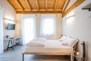 巴多利诺Agriturismo Ca' Zerbetto的一间卧室配有一张床和一张书桌