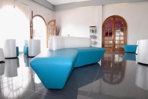 马斯帕洛马斯厄沃金色花园套房酒店的一间房间,里面设有蓝色长椅