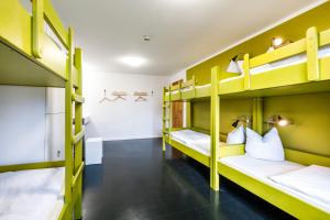 伦格里斯月亨伯格棱格里斯酒店的宿舍内一间设有黄色双层床的房间