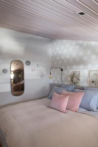 夏蒙尼-勃朗峰Le petit M Chamonix au pied du Brévent的卧室配有一张大床,墙上装有镜子