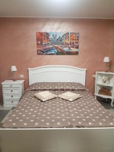 蓬特加莱里亚Dana的一间卧室配有一张带两个枕头的床