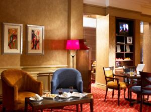 泰恩河畔纽卡斯尔戈斯福斯公园大酒店的一间设有桌椅和台灯的等候室