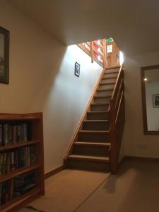 达夫敦Parkmore Holiday Cottages的客厅的楼梯,书架