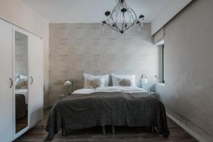 Matildedal罗金马嘉塔罗旅馆的一间卧室配有一张大床和一个吊灯。