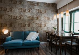 Matildedal罗金马嘉塔罗旅馆的客厅配有蓝色的沙发和桌子