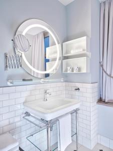 汉堡Hapimag Ferienwohnungen Hamburg的白色的浴室设有水槽和镜子