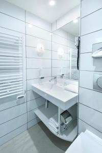 安纳马斯Kyriad Annemasse - Geneve的白色的浴室设有水槽和镜子