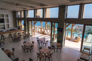 海地角Satama Hotel的一间带桌椅的海景餐厅