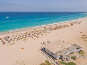圣玛丽亚奥西斯贝洛伊宗提度假酒店的享有海滩上方的遮阳伞和海洋美景