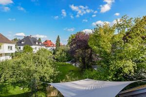 拜罗伊特Ferienwohnung Holl的享有带树木和房屋的庭院的景色