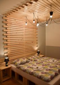 卢布尔雅那Guest House Park Žibert的一间卧室设有一张带木墙的大床