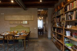 罗韦尔贝拉Corte Reginella的一间用餐室,配有一张桌子和书架